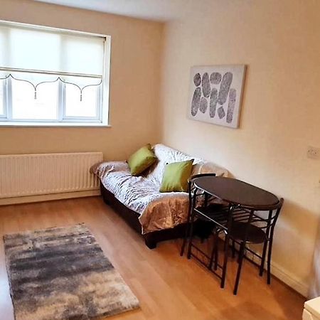 Pinfold Court Apartments ノウズリー エクステリア 写真