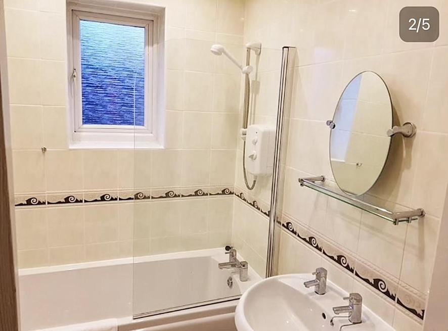 Pinfold Court Apartments ノウズリー エクステリア 写真
