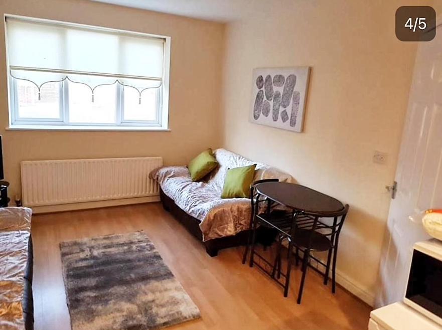 Pinfold Court Apartments ノウズリー エクステリア 写真