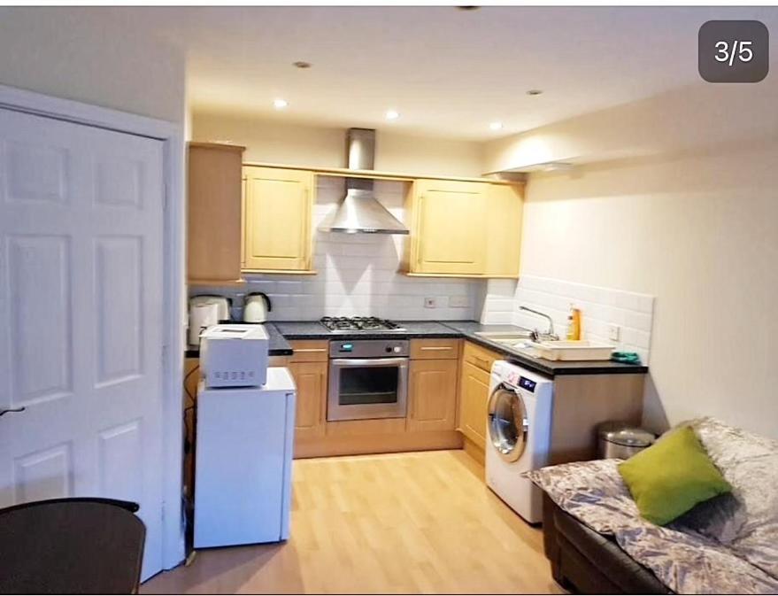 Pinfold Court Apartments ノウズリー エクステリア 写真