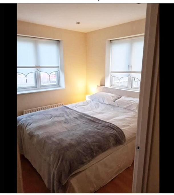 Pinfold Court Apartments ノウズリー エクステリア 写真
